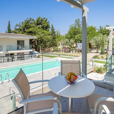 The Elegant بوتوس